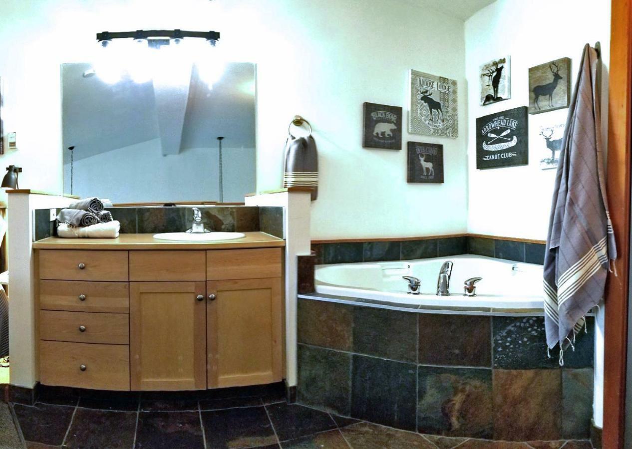 Downtown Loft, Mountain Views, Fireplace, Couple'S Retreat, Walker'S Paradise Canmore Esterno foto